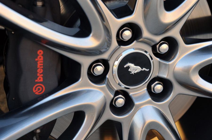  Ford Mustang GT 2011 года  (фото 34 из 90)